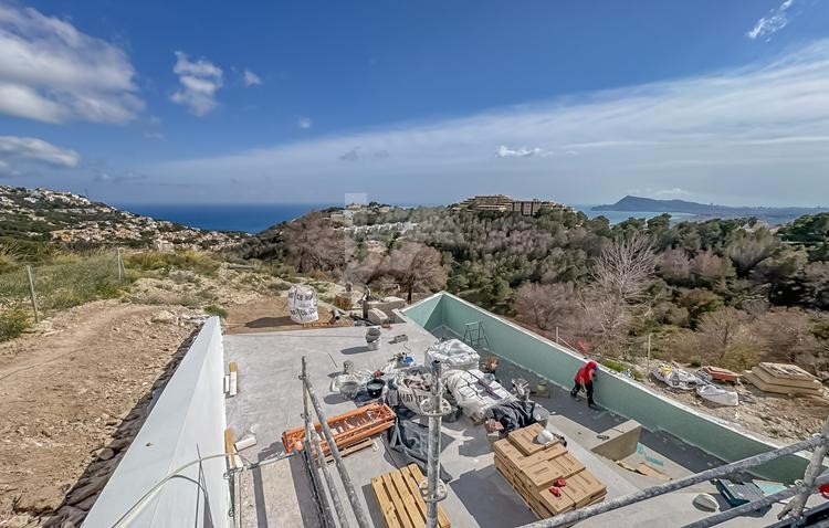 Villa-Chalet moderno en venta en Altea Hills con 4 dormitorios y piscina infinity.