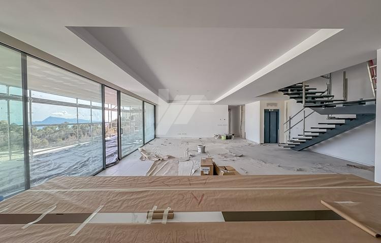 Villa-Chalet moderno en venta en Altea Hills con 4 dormitorios y piscina infinity.