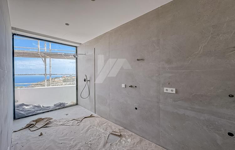 Villa-Chalet moderno en venta en Altea Hills con 4 dormitorios y piscina infinity.