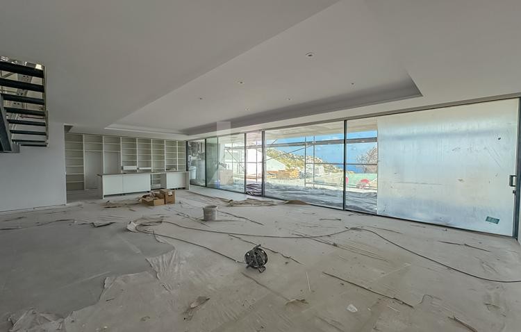 Villa-Chalet moderno en venta en Altea Hills con 4 dormitorios y piscina infinity.