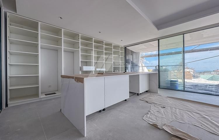 Villa-Chalet moderno en venta en Altea Hills con 4 dormitorios y piscina infinity.