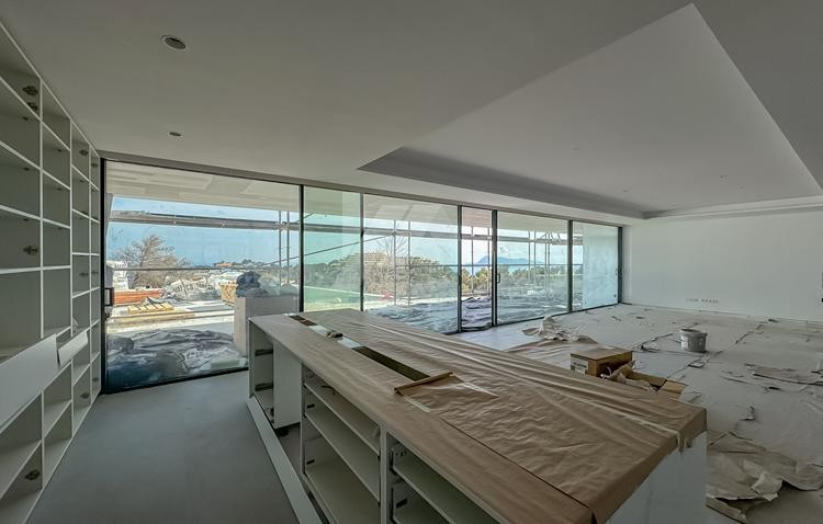 Villa-Chalet moderno en venta en Altea Hills con 4 dormitorios y piscina infinity.