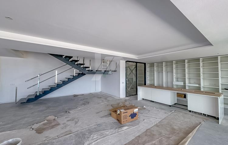 Villa-Chalet moderno en venta en Altea Hills con 4 dormitorios y piscina infinity.