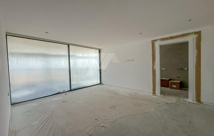 Villa-Chalet moderno en venta en Altea Hills con 4 dormitorios y piscina infinity.