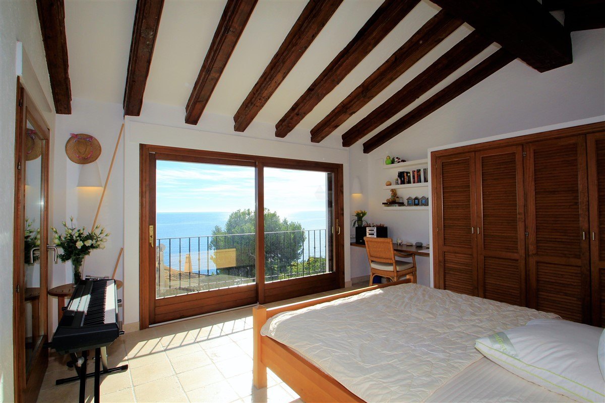Villa de segunda línea para la venta en Moraira, vistas al mar.