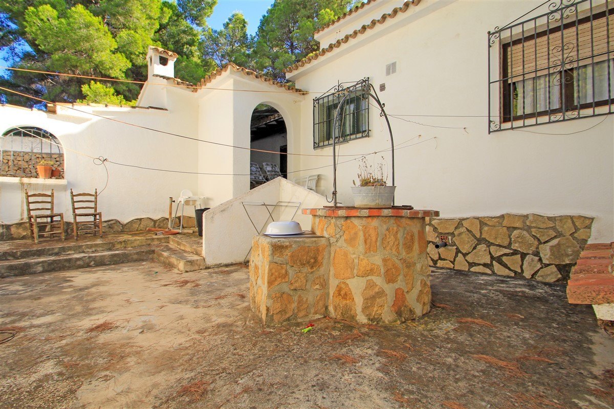 Villa en venta en Moraira, a poca distancia del pueblo.
