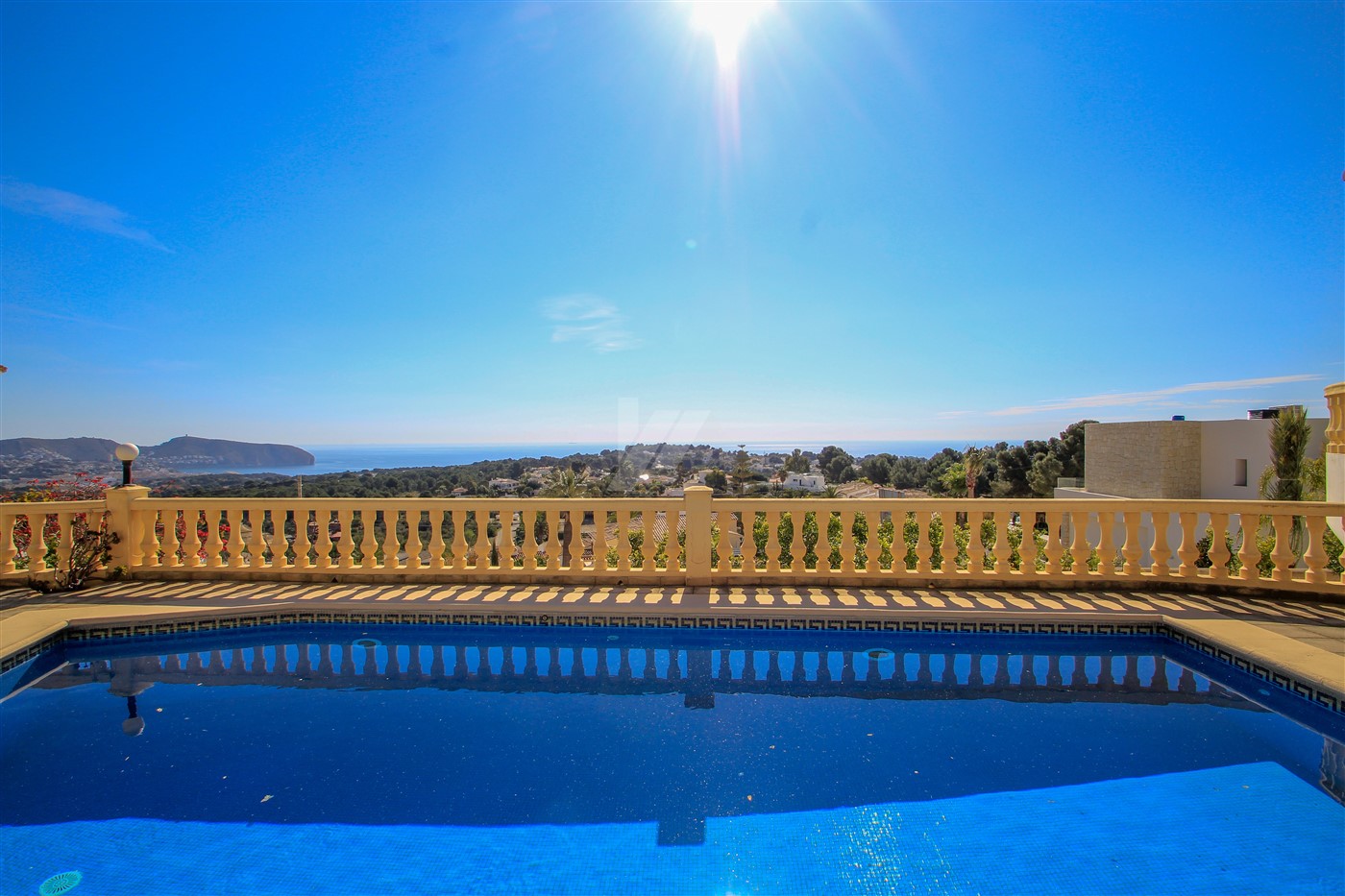 Villa con vistas al mar en venta en Moraira, Costa Blanca.