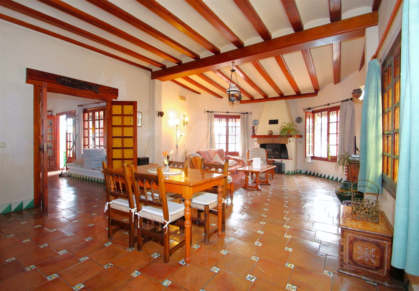 Villa en venta en Moraira en un terreno doble, cerca de la ciudad.