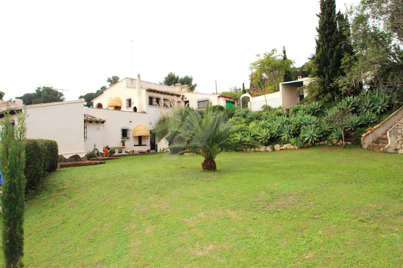 Villa en venta en Moraira en un terreno doble, cerca de la ciudad.